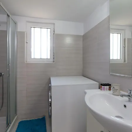 Angelana Φαληράκι